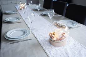 Afin de rendre nos intérieurs plus accueillants pour l'arrivée de noël, nous avons déniché une trentaine de photos qui vont vous inspirer à réaliser au moins une guirlande de noël en. Coudre Une Nappe Et Son Chemin De Table Pour Un Effet Chic Les Tutos Couture De Dodynette