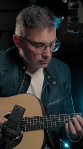 🌹 El flechazo de Ludovico con la D-28 de @martinguitar. "Es la herramienta  acústica". Entrevista completa en nuestro canal de YouTube.  #LudovicoVagnone #MartinGuitar #D28