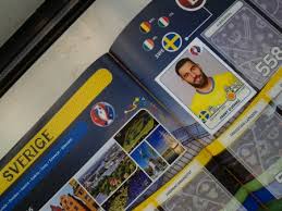 Find the perfect jimmy durmaz stock photos and editorial news pictures from getty images. Heja Sverige Mitarbeiterin Von Thyssenkrupp In Duisburg Druckt Bei Der Fussball Em Schweden Die Daumen Grosscousin Jimmy Durmaz Spielt Im Nationalteam