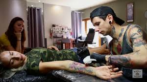 Mädchen tattoos ideen für tattoos tattoos frauen arm ringfinger tattoo tattoo ideen unterarm geometrisches tattoo kleine tattoos tattoo vorlagen konturierung. Tattoo Schmerzen An Diesen Stellen Tut Es Ziemlich Weh Tattoo Anansi