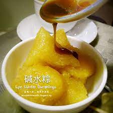 家人很爱吃碱水粽子 尤其是搭配椰香黑糖一起吃 今年自己尝试裹 碱水粽子 食材非常简单只是煮的时间拿捏的不是很好 初体验 口感软了些 有待改进 碱水粽子材料 糯米半公斤 洗净浸至少4小时碱水