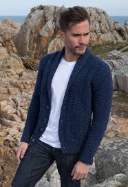 Un cardigan homme laine grosse maille pour se blottir tout l'hiver parmi les toutes les qualités du cardigan à maille épaisse, son aspect cosy remporte tous les suffrages auprès de la gent masculine. Cardigan Grosse Maille Inis Meain Avec Bonnegueule