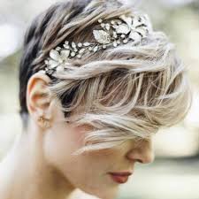 This mother of the bride hairstyle is soft, simple and feminine. 24 Beautiful Mother Of The Bride Hairstyles 2019