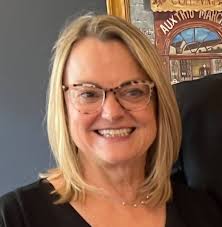 How to capture professionals with contracts for Airbnb rentals?