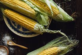 Tak hanya lezat disantap, apabila mengkonsumsi jagung rebus tentunya anda akan memperoleh manfaat kesehatan karena jagung rebus memiliki kandungan gizi yang tinggi. Cara Kupas Jagung Dengan Cepat Bisa Pakai Microwave Halaman All Kompas Com