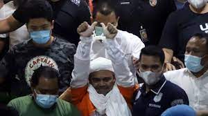 Umur 55 tahun) adalah seorang tokoh islam indonesia yang dikenal sebagai pendiri dan pimpinan organisasi front pembela islam. Rizieq Shihab Ditahan Berikut Beragam Reaksi Para Simpatisan Minta Dipenjara Ancam Penggal Polisi Tribunnews Com Mobile