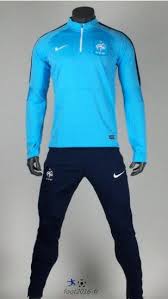 Dotée d'une doublure en filet très respirante, cette veste se rendra très utile et elle était utilisée à l'époque par les pensionnaires de l'équipe de france lorsque errea en était l'équipementier sportswear. Grossiste Nouveau Survetement Equipe De Foot France Bleu Clair 2015 2016 2015 2016 Chine Survetement Survetement De Foot Mode