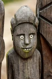 Rostro Tallado En Madera. Decoración De Madera En El Parque. Fotos,  retratos, imágenes y fotografía de archivo libres de derecho. Image  123861212