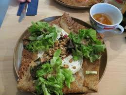 Wie viele deutsche, die ein haus in der bretagne gekauft haben, wohnen aber auch diese prominenten lediglich zeitweise im nordwesten frankreichs. Galette Mit Warmem Ziegenkase Luftgetrocknetem Schinken Walnussen Salat Foto Di Ti Breizh Haus Der Bretagne Amburgo Tripadvisor
