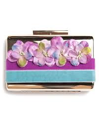 Contacta con los expertos para conseguir varios presupuestos en invitaciones de boda originales. Bolso Dorado De Fiesta Con Flores Bolsos Dorados Bolsos De Fiesta Lila