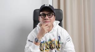 Denny siregar sendiri saat ini posisinya sedang dilaporkan ke polisi terkait dengan unggahan foto santri cilik yang disebutnya 'calon teroris'. Bela Youtuber Dian Widiyanarko Arief Muhammad Mimpi Buruk Buat Eiger Era Id