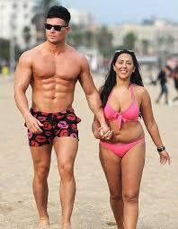 Geordie Shore S Sophie Kasaei Slips Into Hot Pink Bikini As She Packs On The Pda With Beau Fitness Body Best Cardio Best Cardio Workout