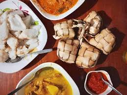 Shutterstock/amallia eka ilustrasi opor ayam yang biasa disajikan dengan ketupat saat lebaran. Opor Sambal Goreng Hati Hingga Rendang Enak Bisa Dibuat Dengan Resep Ini