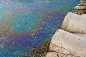 Tubi Per Fognatura Alla Riva, Alla Macchia Di Olio O Al Combustibile Sulla  Superficie Dell'acqua, Inquinamento Dai Prodotti Chimi Fotografia Stock -  Immagine di plastica, danni: 130258220