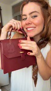 Oi terça!!👋🏼☀️, Hoje é dia de evento a tarde e eu quis combinar um look  branco com essa nova preciosidade de lançamento da minha marca de couro  favorita: A bolsa ELISA cherry! 🍒🤌🏼, Zeus já aprovou e ...