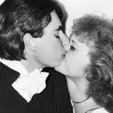 George Mendonsa kissing Greta Zimmer Friedman in 1986