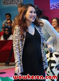 Bintang sari ayu 2006, putri depok 2006, mojang depok, presenter kuis. Ayu Ting Ting Bantah Berat Badan Turun Gara Gara Enji