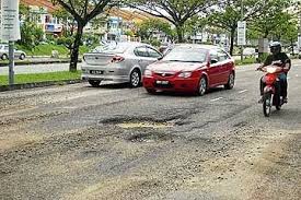 Jalan raya ialah jalan besar atau main road yang menghubungkan satu kawasan dengan kawasan yang lain. Isu Semasa Kemalangan Jalan Raya