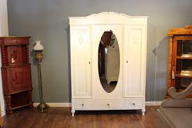 Lackiert in weiß und antik patiniert. Weisser Kleiderschrank Antikjugendstil