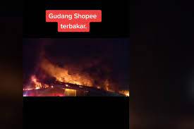 Mulat menjelaskan bahwa kebakaran diduga terjadi akibat panel listrik yang meledak. Wp7uosqz1dishm