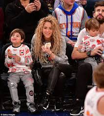 Shakira And Gerard Pique Sit Front Row With Sons At Knicks Game In Nyc Shakira And Gerard Pique Shakira Hair Shakira