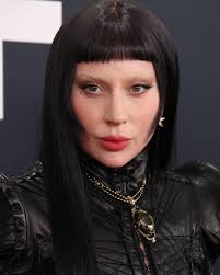 Ojo al collar de #LadyGaga! Se trata de una pieza de Tiffany de los años 30  que nunca había sido usada en una alfombra roja y es la cereza sobre el  pastel