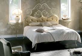 Letto matrimoniale in ferro battuto con rifiniture in legno di castagno. Letto In Ferro Battuto Stile Classico Modello Norah Vendita