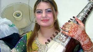 Pakistanlı genç şarkıcıya suikast