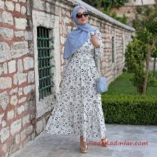 2020 Tesettur Elbise Modelleri Beyaz Uzun Etek Kismi Firfirli Kucuk Desenli Klos Etekli Kiyafet Kombinleri Uzun Etek The Dress Elbise