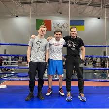 Беринчик выезжал на ринг на мотоцикле и на коне, появлялся в. Berinchik Zavershil Podgotovku K Boyu Protiv Sanchesa Boks Xsport Ua