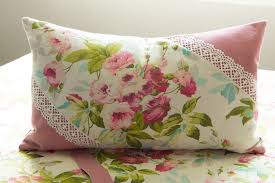 Kissen Edle Kissenhulle 50 X 30 Mit Rosenmuster Spitze Ein Designerstuck Von Gf Creations Bei Dawanda Rosenmuster Kissen Dekorative Kissen