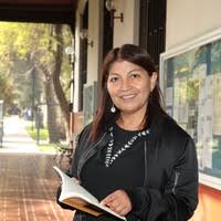 Para elisa loncón, que sea ella quien presida la convención en representación del pueblo mapuche contribuirá a generar una visión más pluralista además, loncón se refirió a la descentralización del trabajo de la convención, y sostuvo que la participación en los territorios será un aporte para el. Pdf Crear Nuevas Palabras Elisa Loncon Antileo Academia Edu