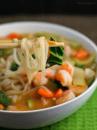 Une Soupe Asiatique Aux Crevettes En 10 Minutes Top Chrono On La Veut Tout De Suite Recettes Ma Fou Asian Soup Noodle Asian Soup Recipes Rice Noodle Soups