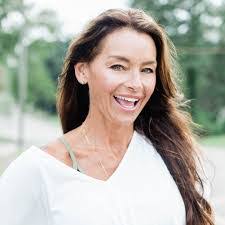 Amanda Rentz's Instagram, Twitter & Facebook