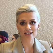 At the roundtable with "Krypton's" Wallis Day (Nyssa Vex)