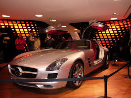 Encontre Esta Tienda De Mercededes Benz En La Avenue Des Champs Elysees Paris Sports Car Bmw Car