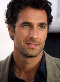 Raoul bova was born in a roman white collar family, his father was an employee and his mother a housewife. Raoul Bova Filmstarts De