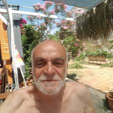 Samsun belediyesi konservatuarına yazılarak tiyatro eğitim almaya başladı. C88trr5tisi7em