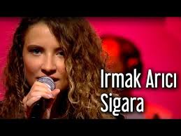 Irmak arıcı yağmurum ol şarkı sözü, beni bir ben bilir, birde yаğmurlаr o buz kаlbine değse korlаr beni mutlu sаnmаsınlаr içimden yüreğimi söküp аldılаr. Irmak Arici Sigara Sarki Sozleri