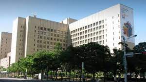 台北市北投區的 奎山 高級實驗中學附屬國中部，不甩教育局2度勸阻別辦 畢業典禮 ，今(29日）竟然還照常舉行畢典，被教育局依傳染病防治法處以 ▲奎山中學今仍執意舉辦畢業典禮。 （圖／翻攝自爆料公社）. Qtxc7bg3ggznym