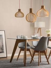 Aussergewohnliche Hangelampe Aus Holz In Hellem Holzfarbton Holz Hangelampe Lampe Esszimmer Gestalten