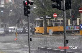 Jul 08, 2021 · un'ondata di maltempo ha investito nel pomeriggio gran parte della lombardia, portando violenti temporali, con pioggia intensa e chicchi di grandine di grosse dimensioni. Maltempo A Milano Scatta L Allerta Meteo Il Seveso Ha Raggiunto Il Livello Di Allarme