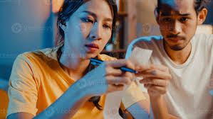 stress asien par man och kvinna använder miniräknare för att beräkna  familjens budget, skulder, utgifter under den finansiella ekonomiska krisen  hemma på natten. äktenskap pengar problem, familj budget plan koncept.  3654635 Arkivfoto på Vecteezy