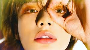 🇰🇷 Felix's ELLE KOREA covers are referenced in popular Korean webtoon  “Iseop's Romance” Chapter 63 about a successful magazine cover issue with  Louis Vuitton. 248, the webtoon artist, also posted the drawings