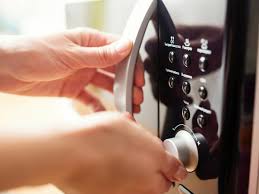 Consigliato a chi necessita solo di scongelare e riscaldare cibi velocemente, spendendo poco. I 5 Alimenti Da Non Cucinare Con Il Forno A Microonde Paginemediche