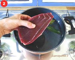 4 palamite o tombarelli da circa 2 kg brodo vegetale prezzemolo alloro timo bacche di ginepro pepe nero chiodi di garofano aglio olio extravergine d'oliva. Tonno Sott Olio Fatto In Casa Ricetta Il Cuore In Pentola