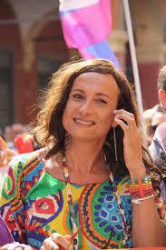Assolutamente no, in fondo anche lui si mette i tacchi e si trucca. Vladimir Luxuria Wikipedia