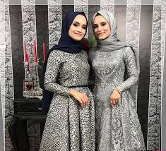 Ana sayfa > moda & stil > gri kot pantolonun üstüne hangi renkler? Gri Sal Kombinleri Tarz Kadin
