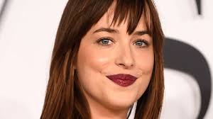 Por qué todos deberíamos escuchar 'The Left Ear', el nuevo podcast que  acaba de estrenar Dakota Johnson