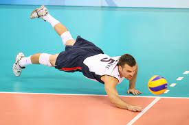 Seorang libero memiliki tugas memberikan passing yang baik khususnya pasing bawah, sehingga memudahkan seorang toser/setter dalam melakukan umpan. Sejarah Pengertian Dan Tugas Seorang Libero Dalam Permainan Bola Voli Bola Voli